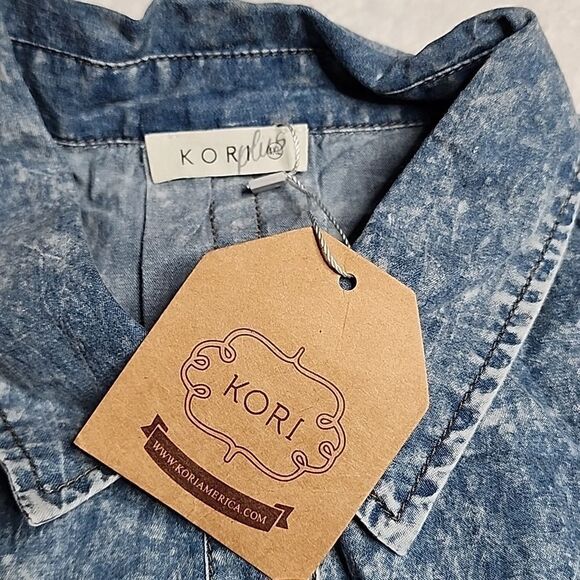 2644 NWT Kori AmericaI Could Be Famous Denim Button Up Aize 1XL - Picture 4 of 7